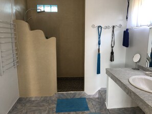 Villa, meerdere slaapkamers | Badkamer | Een douche, gratis toiletartikelen, een haardroger, handdoeken