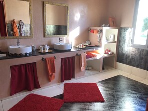 Villa, Multiple Bedrooms | Bathroom | Shower, free toiletries, hair dryer, towels