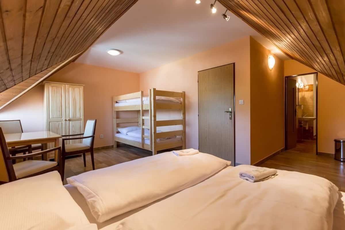 Chambre Familiale, plusieurs lits, salle de bains attenante