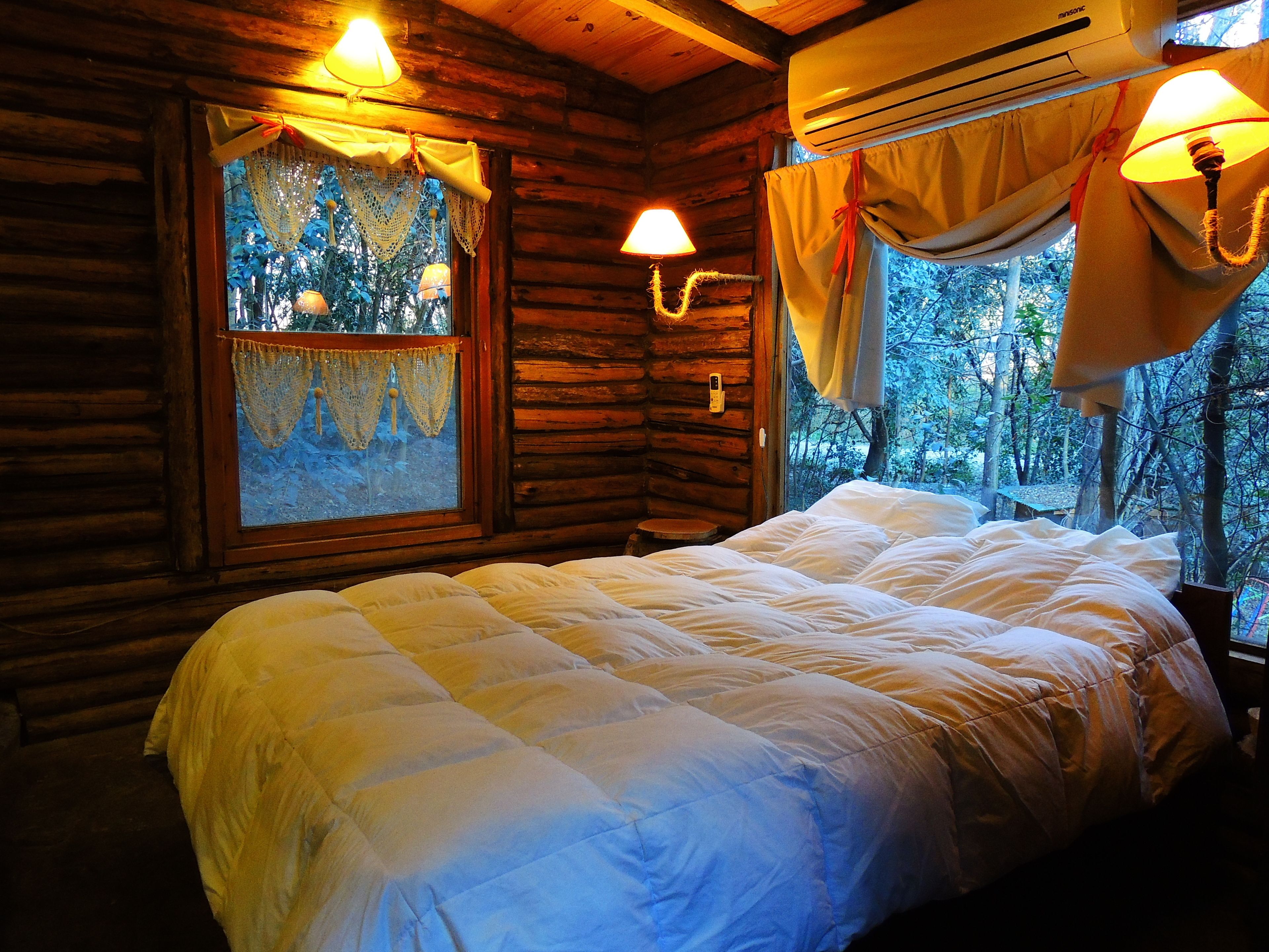 1 bedroom, desk, bed sheets