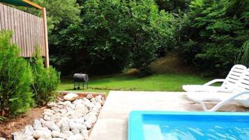Piscine extérieure, parasols de plage, chaises longues