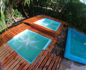 Piscine extérieure, parasols de plage, chaises longues