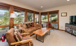 Hus, 3 soverom | Oppholdsområde | TV og peis