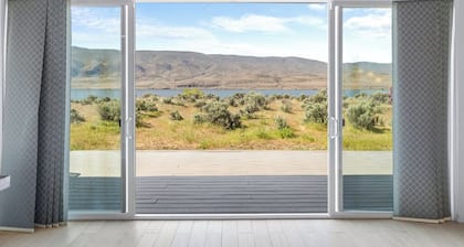 Waterfront home with salt water pool in Desert Aire