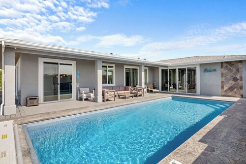 Waterfront home with salt water pool in Desert Aire