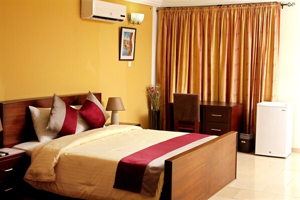 Double Room | In-room safe, desk, laptop workspace, iron/ironing board - Consir Executive Lodge (Accra)