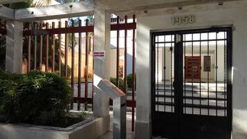 Pintu masuk properti