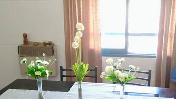 Apartemen, 2 kamar tidur | 2 kamar tidur, tirai kedap cahaya, dan setrika/meja setrika