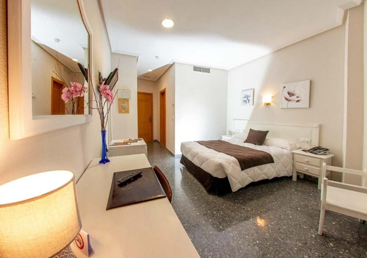 Minibar, escritorio, sistema de insonorización