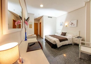 Minibar, bureau, chambres insonorisées, fer et planche à repasser