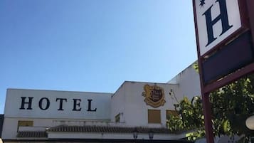 Un hotel con un cartel llamativo que dice