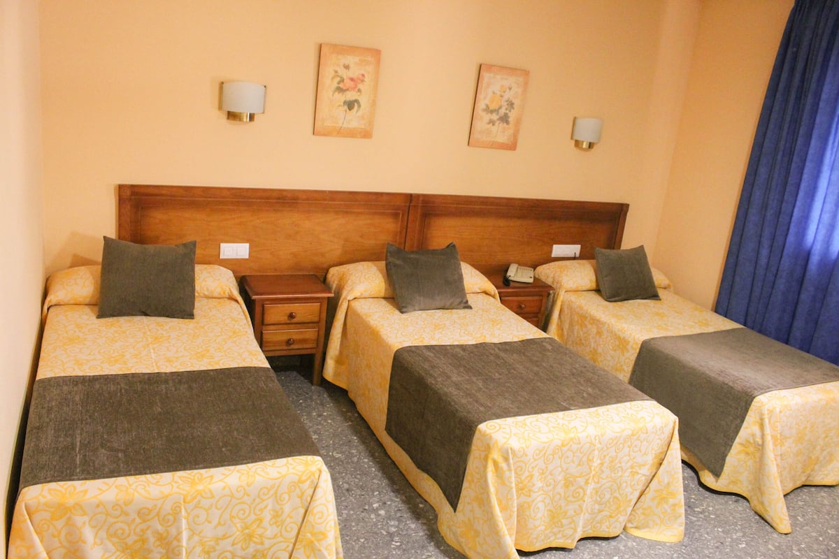 双人房 (rollaway bed) | 迷你吧、办公桌、隔音、熨斗/熨板