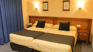 Minibár, íróasztal, hangszigetelés és vasaló/vasalódeszka