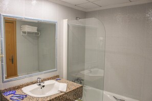 Free toiletries, hair dryer, bidet, towels - Hospedium Hotel Don José (Castalla)