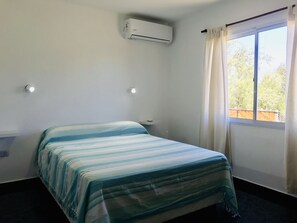 1 habitación, escritorio y ropa de cama 