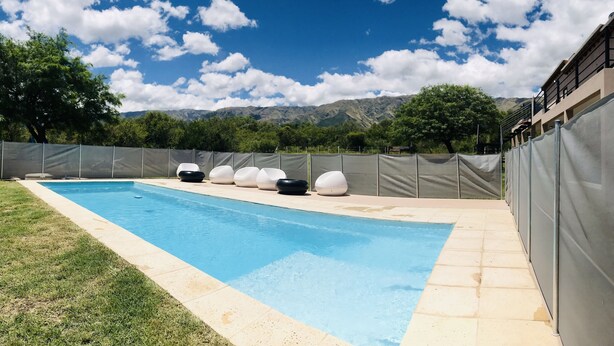 Una piscina amb vista a les muntanyes al fons.