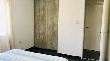 1 habitación, escritorio y ropa de cama