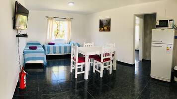 Apartemen Comfort, Beberapa Tempat Tidur | Area keluarga | Televisi layar datar 24-inci dengan saluran TV kabel dan TV
