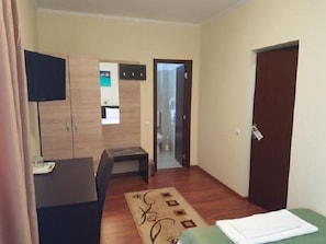 Desk, blackout drapes, soundproofing, iron/ironing board - Hotel New (Baia Mare)