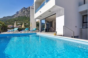 Outdoor pool, pool umbrellas, pool loungers - Villa Maslina (Makarska)