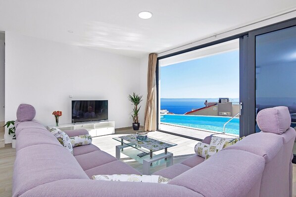 Villa, alberca privada, vista al mar | Área de sala de estar | Televisión de pantalla plana