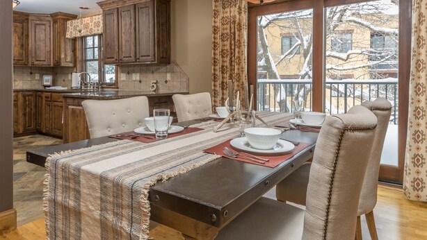 In-room dining - Bozeman - Main Street Retreat (Bozeman)