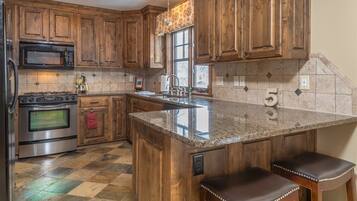 Lemari es, microwave, kompor, dan mesin pencuci piring