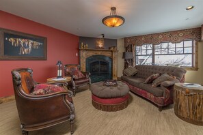 TV, fireplace - Bozeman - Main Street Retreat (Bozeman)