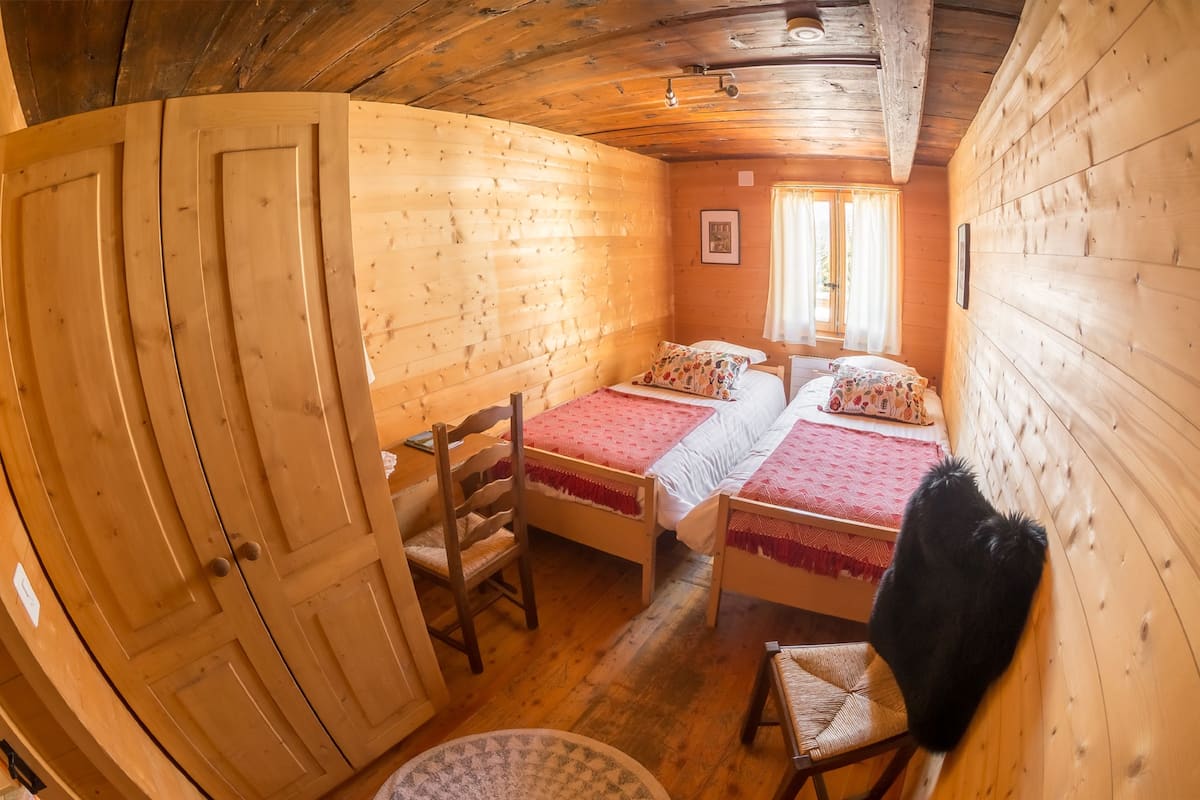 Habitación con 2 camas individuales (Dent Blanche) | Wifi gratis y ropa de cama