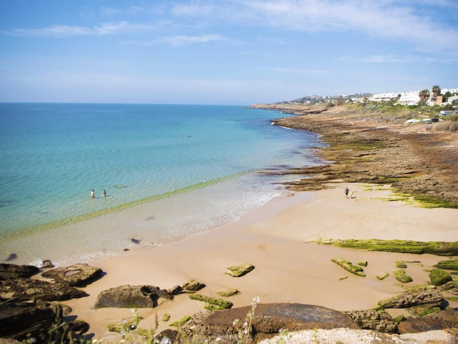 Una playa cerca, buceo, windsurf