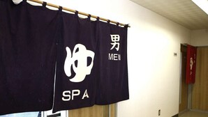 Un couloir avec une banderole accrochée au mur.