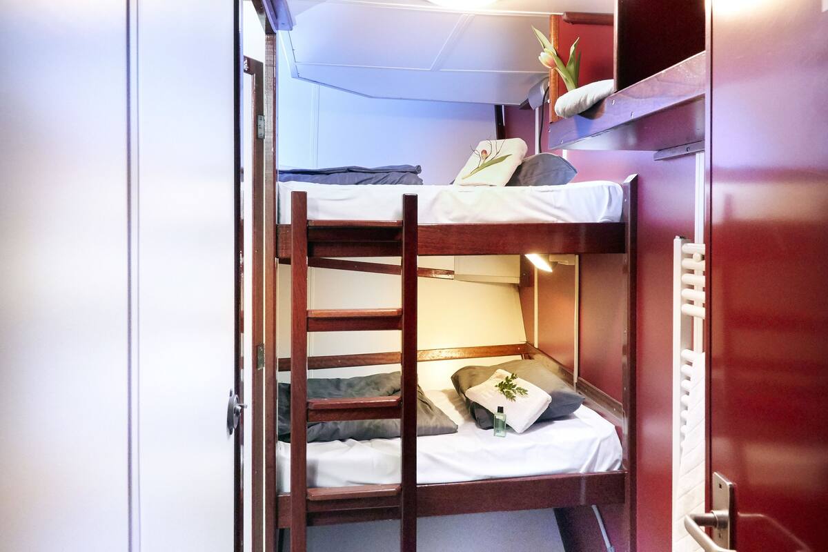 Elbgold Cabin (deck hatch, fresh air) | 1 bedroom, bed sheets