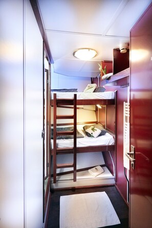 Elbgold Cabin (deck hatch, fresh air) | 1 bedroom, bed sheets