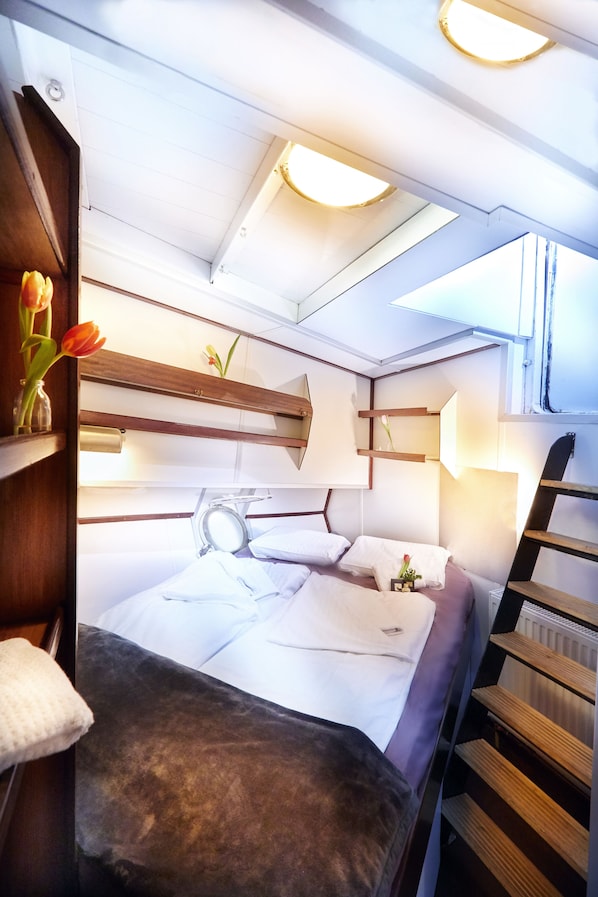Captain's Cabin (porthole, fresh air) | 1 bedroom, bed sheets