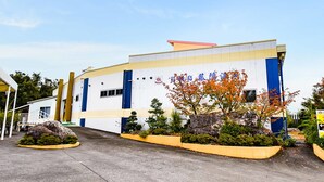 Een modern gebouw met een blauw-witte gevel, voorzien van een groot bord met Chinese karakters.