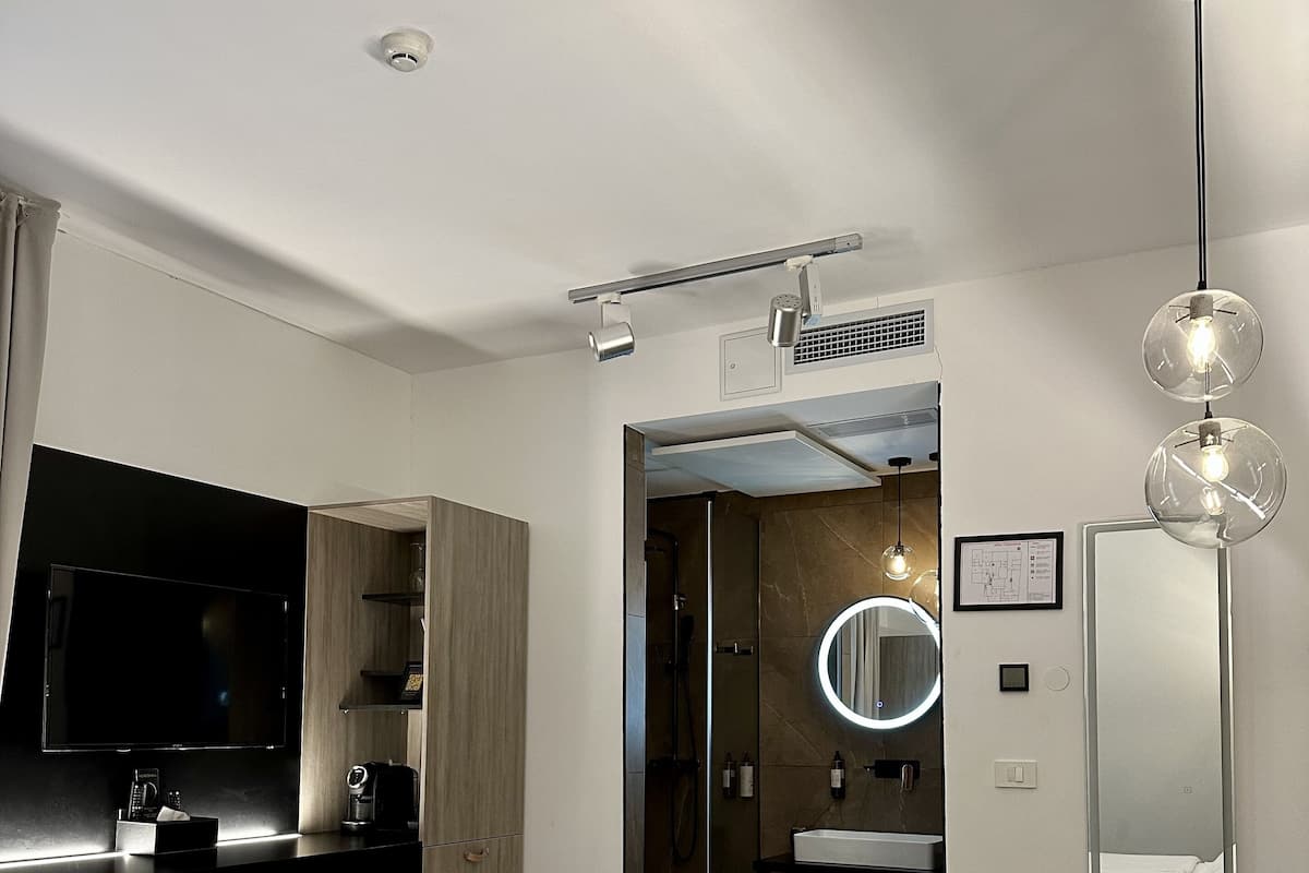 Premium Double Room, 1 King Bed, Balcony, Courtyard View | Egyptian cotton sheets, premium bedding, Tempur-Pedic beds, minibar