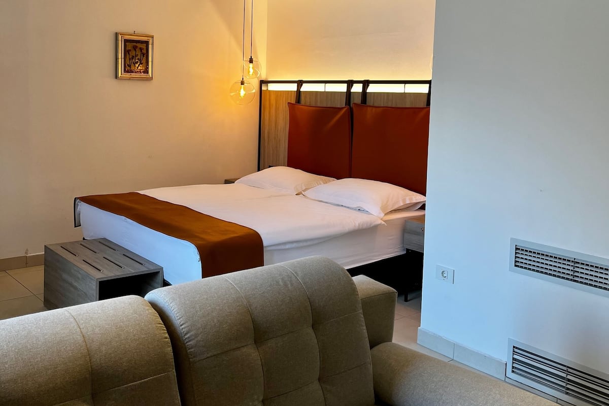 Egyptian cotton sheets, premium bedding, Tempur-Pedic beds, minibar