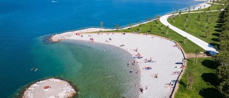 Una spiaggia nelle vicinanze, un bar sulla spiaggia