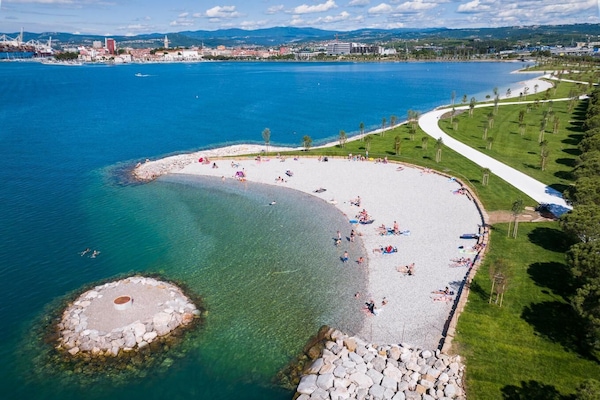 Beach nearby, beach bar