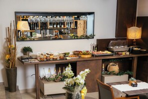 Petit déjeuner buffet servi tous les jours en supplément