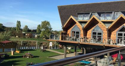 Beautiful 2-bed Caravan in Stratford-upon-avon