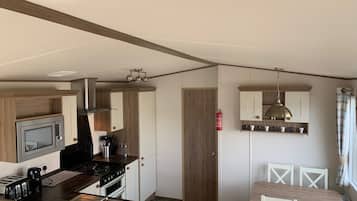 Cabin | Private kitchen | Full-size fridge, microwave, oven, stovetop