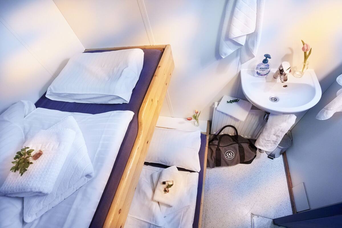 Sailor's Cabin (porthole, fresh air)