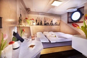 Captain's Cabin (porthole, fresh air) - Segelschiff Loth Lorien (Hamburg)