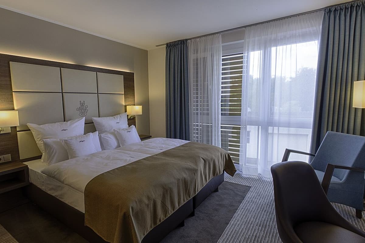 Deluxe Double Room, Private Bathroom | 1 bedroom, hypo-allergenic bedding, in-room safe, desk