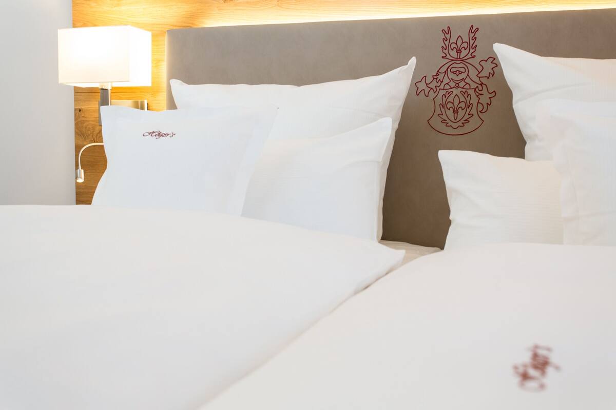 Doppelzimmer Deluxe mit Terrasse | 防过敏的被褥、客房内保险箱、办公桌、熨斗/熨板