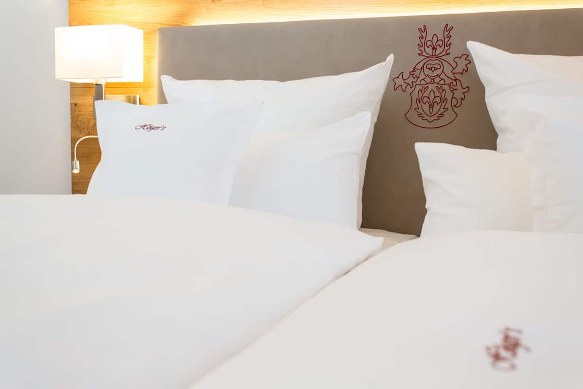 Doppelzimmer Deluxe mit Terrasse | 1 bedroom, hypo-allergenic bedding, in-room safe, desk
