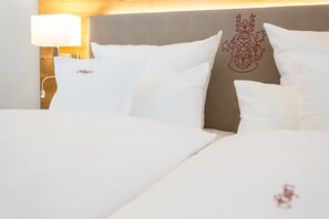 Doppelzimmer Deluxe mit Terrasse | Allergivenligt sengetøj, pengeskab på værelset, skrivebord