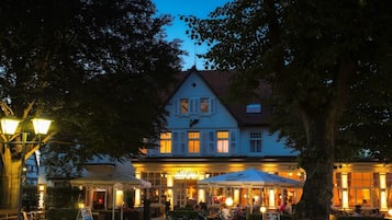 Fassade der Unterkunft – Abend/Nacht