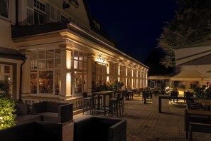 An outdoor seating area with wicker furniture and a restaurant named "Lager's" with a sign above the entrance. - Högers Hotel und Restaurant (Bad Essen)